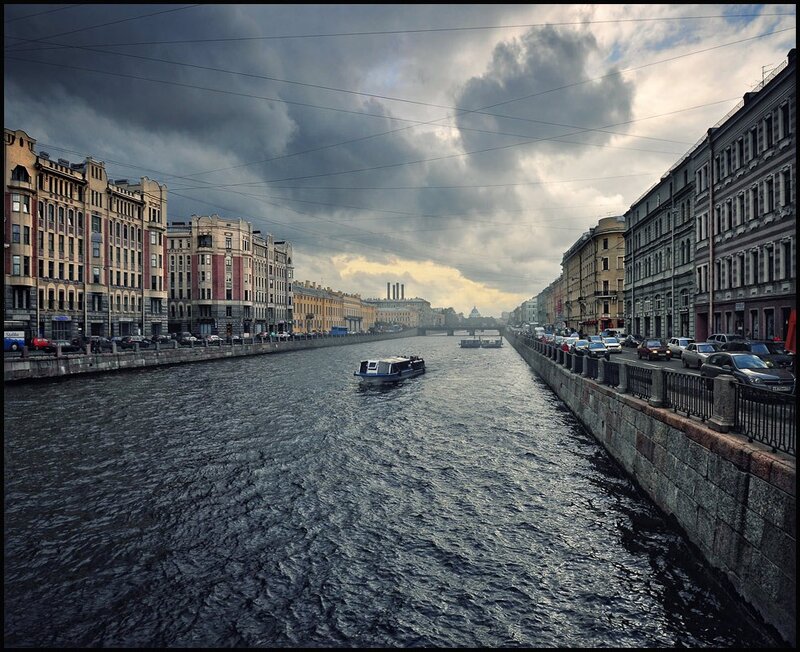 Пасмурный питер. Серый Питер СПБ Петербург дождь. Питер улица пасмурно. Питер в серых тонах.